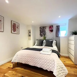  Holiday home Quirky 3 Bedroom Town House In Clifton,